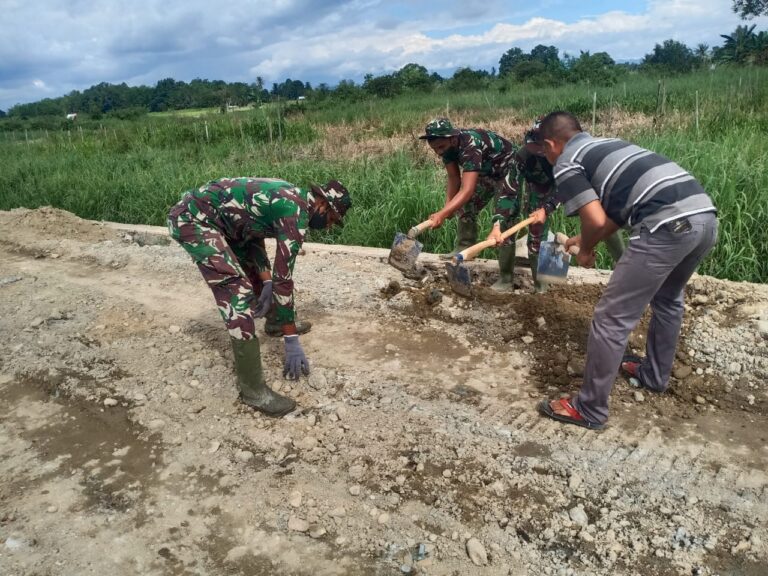 Meski Terik Matahari, Satgas TMMD HST Tetap Semangat Perbaiki Jalan