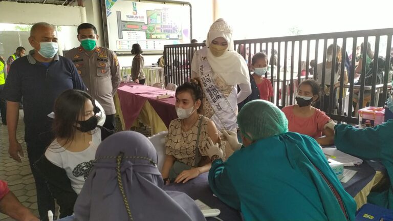 Rahayu Pratiwi Dampingi Kapolsek Medan Helvetia Kunjungi dan Apresiasi Vaksin Di PRSU Medan Helvetia