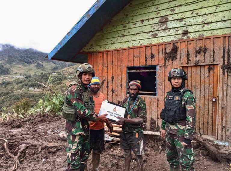 Prajurit Kostrad Berikan Bantuan Kepada Korban Bencana Longsor di Pedalaman Papua