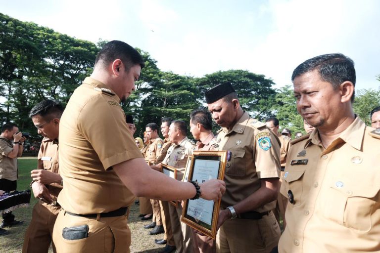 Bupati Gowa Serahkan Piagam & Lencana Disela Pelaksanaan Upacara Bendera