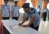 Penandatanganan Berita Acara Pengambilan Sumpah Jabatan di Lapas Kelas I Makassar