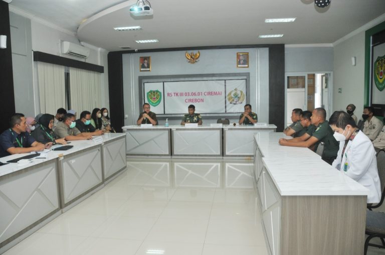 Ka Staf Korem 063/ Sunan Gunung Jati Dampingi Study Banding Tim RS Bhayangkara Polri di RS Ciremai Cirebon