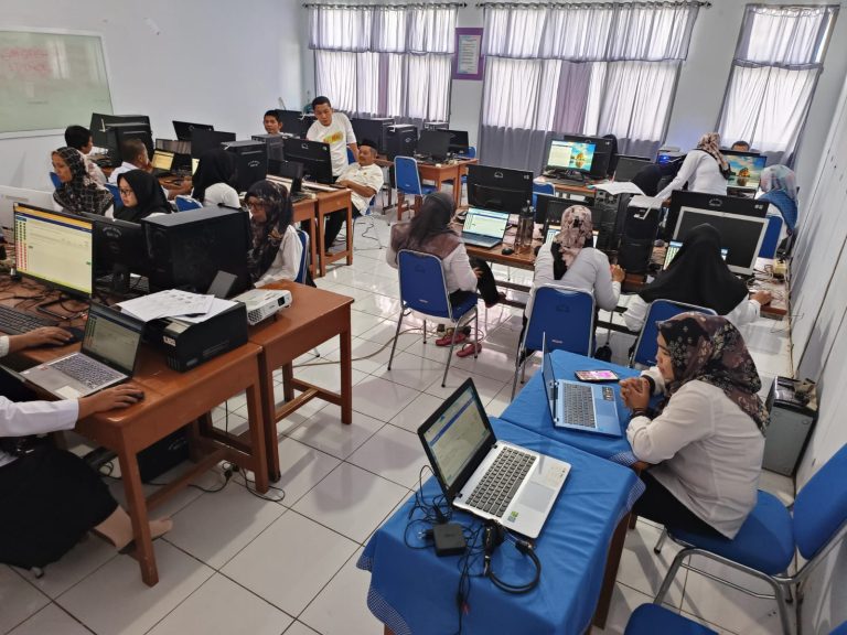Guru SMKN 2 Soppeng Ikut Berpartisipasi Pada Pengisian Survey Lingkungan Belajar
